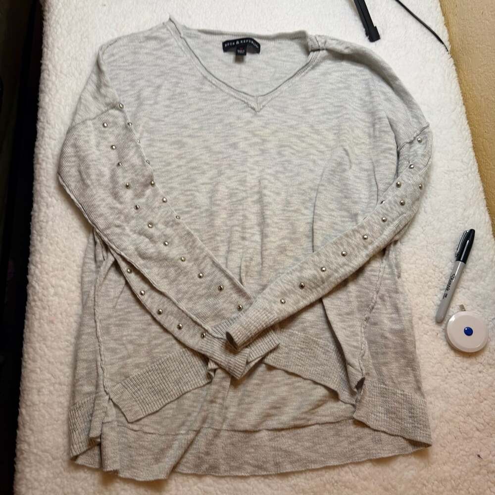 Rock & Republic Studded V-Neck Sweater Size M Gray